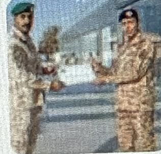 صورة لخريجي الدورة بكلية الملك خالد وتسليمهم الشهادات