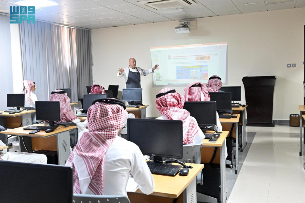 صورة لااحد قاعات المحاضرات بالمعهد العالي للسياحة والضيافة